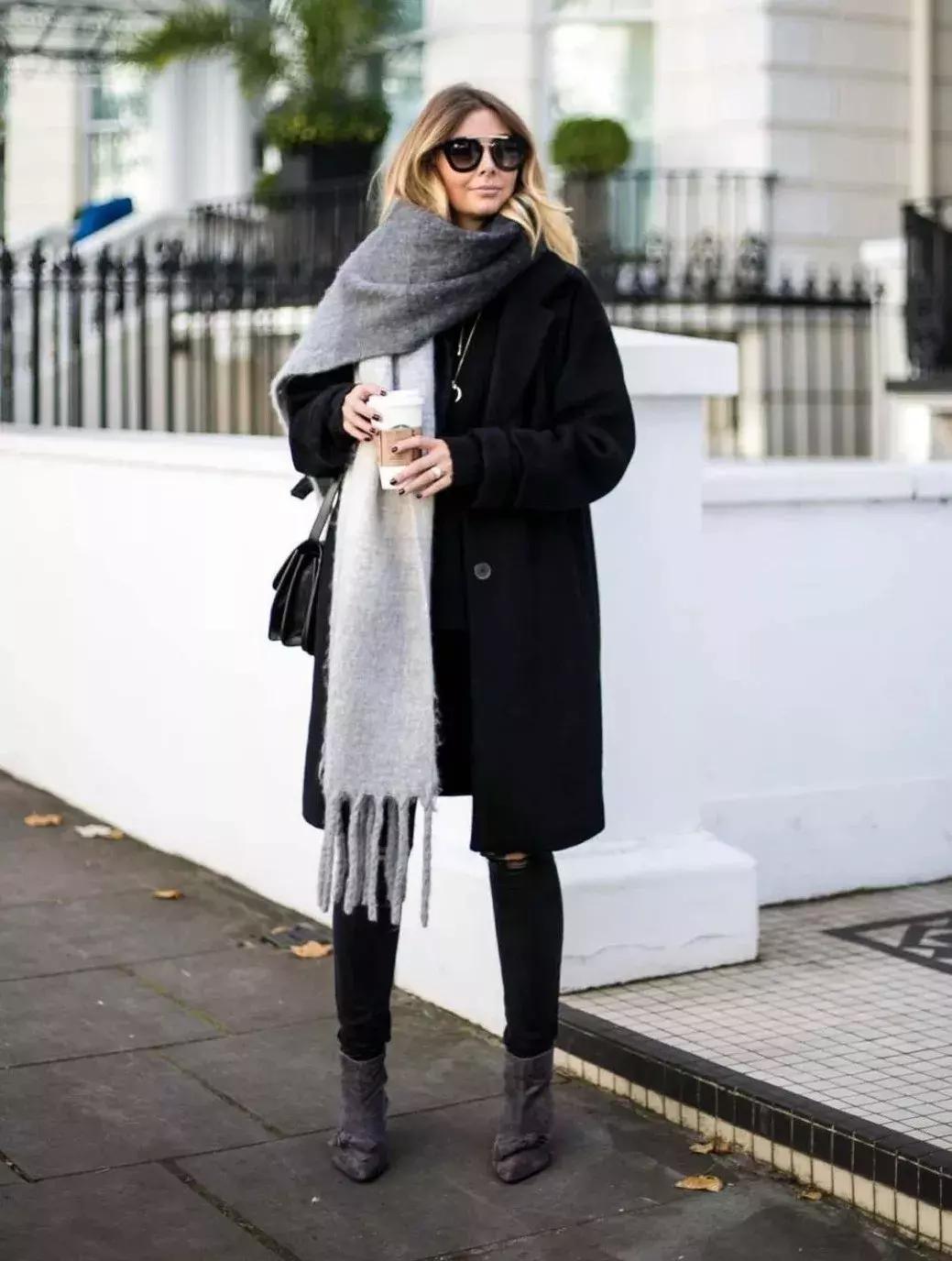 适合羽绒服显脸小围巾的系法,怎么给女生系围巾不会显脸小