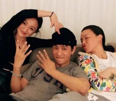 舒淇晒两人合照为丈夫庆生,舒淇与老公十指紧扣甜蜜恩爱