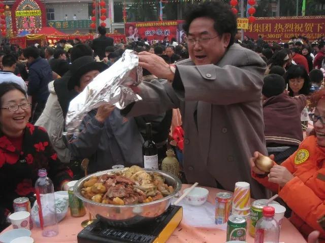 深圳大鹏大盆菜宴席场面图,深圳鹏城大盆菜