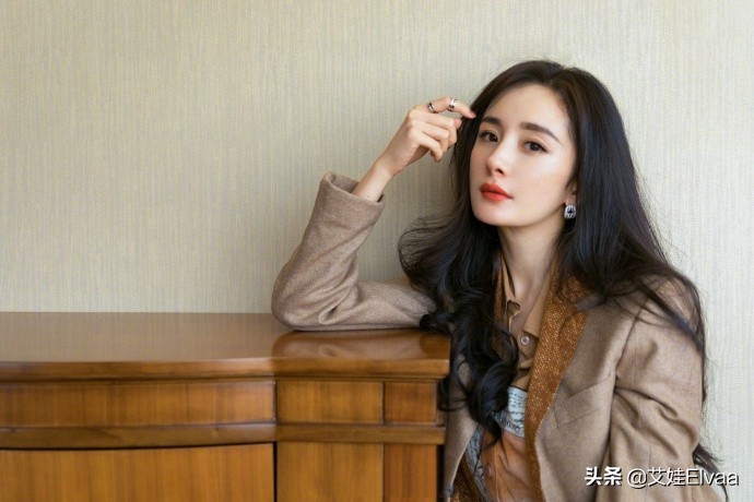 杨幂发嗲,杨幂身穿白色短裙气场十分强大