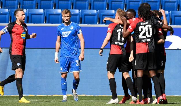 德甲昨晚回来了！首创“握手仪式”，替补席奇景，球员亲脸庆祝