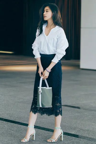 今年流行的衬衫带字母,今年流行衬衫长款花色