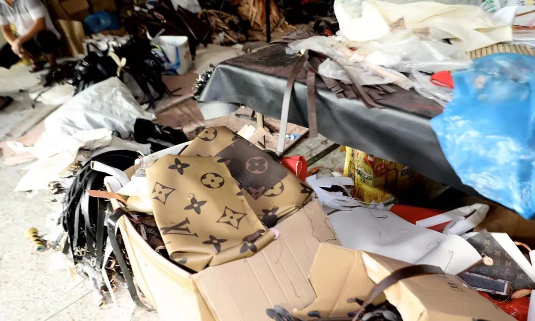 Burberry、LV、贝亲……从奢侈品到婴儿用品，这些制假售假团伙都被上海警方摧毁了