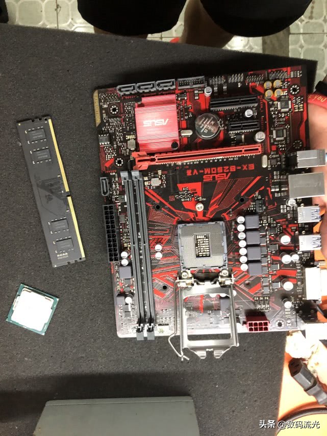 电脑显示器黑屏怎么办教你一招,电脑主机正常显示器亮一会黑屏