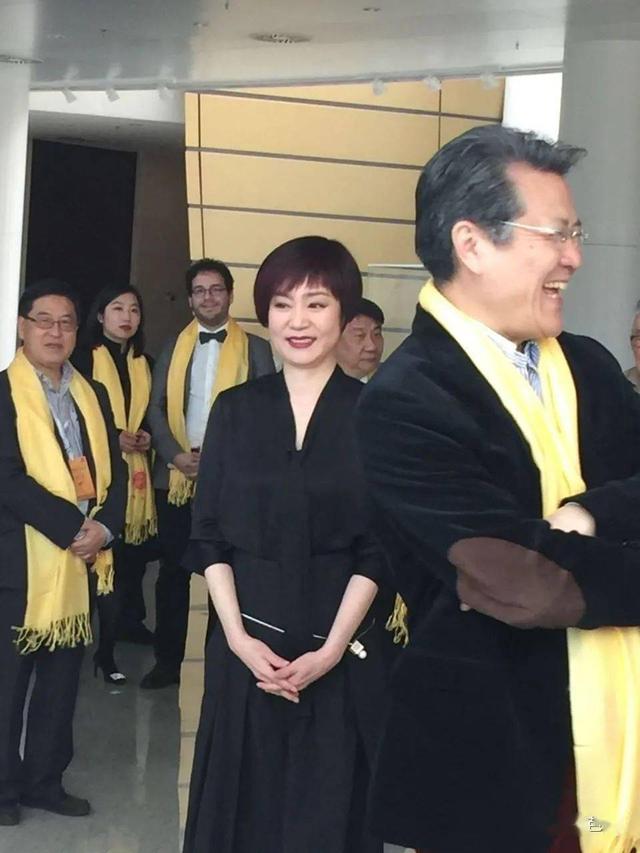 刘雪华黑白搭配的长款外套,刘雪华年轻时穿粉蓝色清装