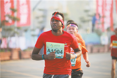 信阳马拉松赛鸣枪开跑图,韵动中国现场