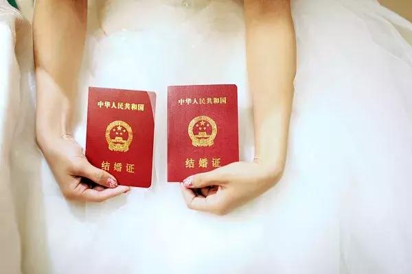 女子自带照片扯结婚证遭拒绝,女子带照片扯结婚证被拒绝