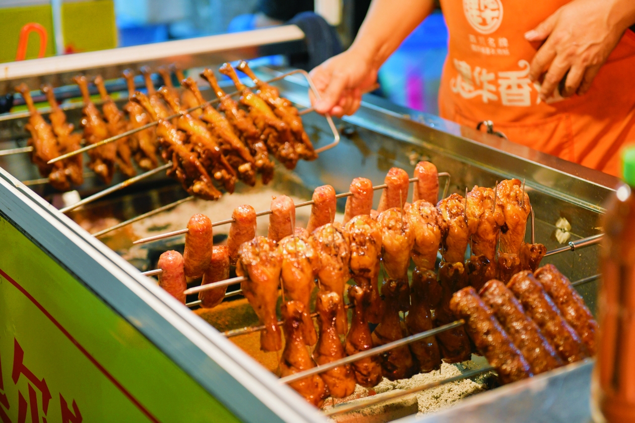 成都建设路美食街和春熙路哪个好,探寻成都更具特点的美食街