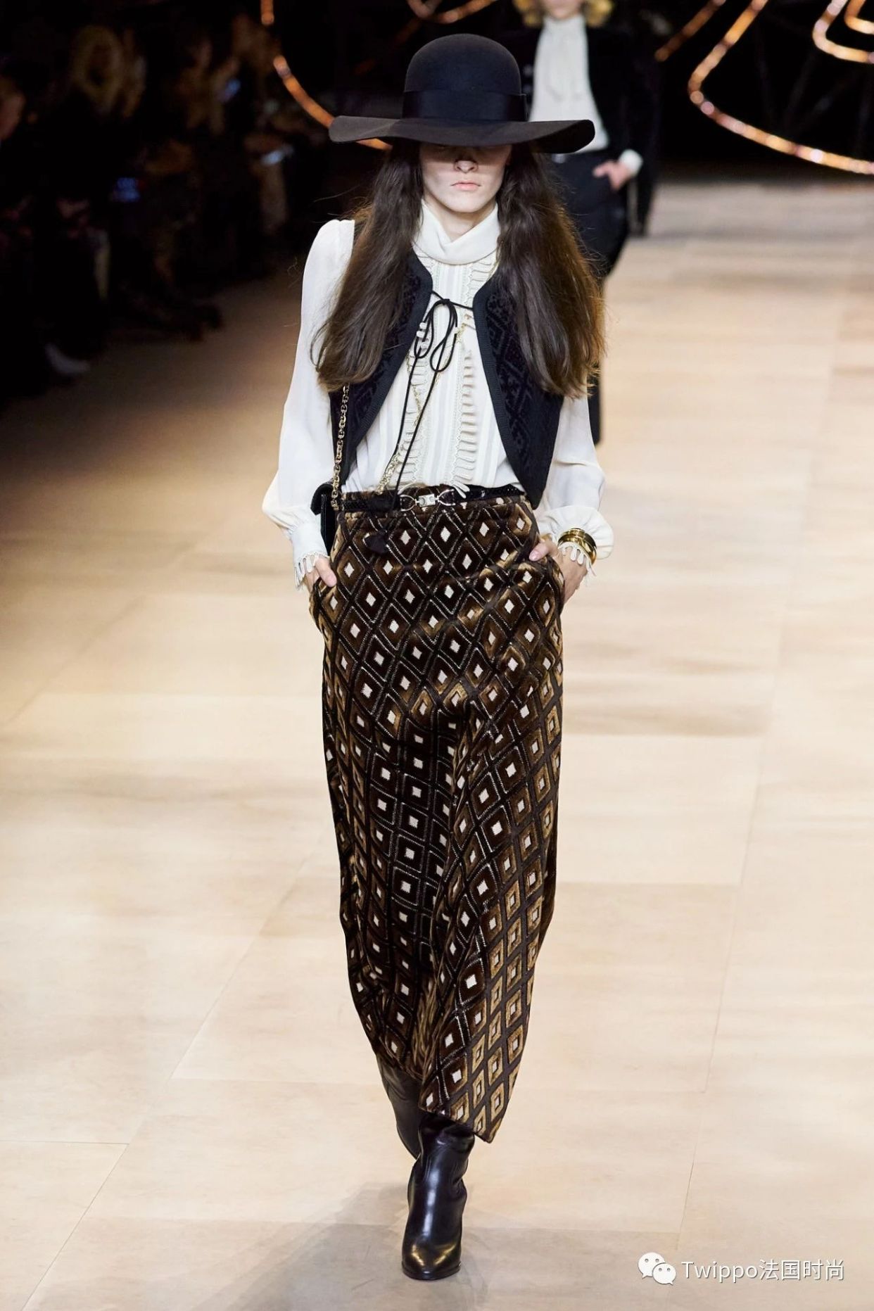 2020秋冬巴黎时装周givenchy秀场 (jacquemus 2020巴黎时装周秀场)
