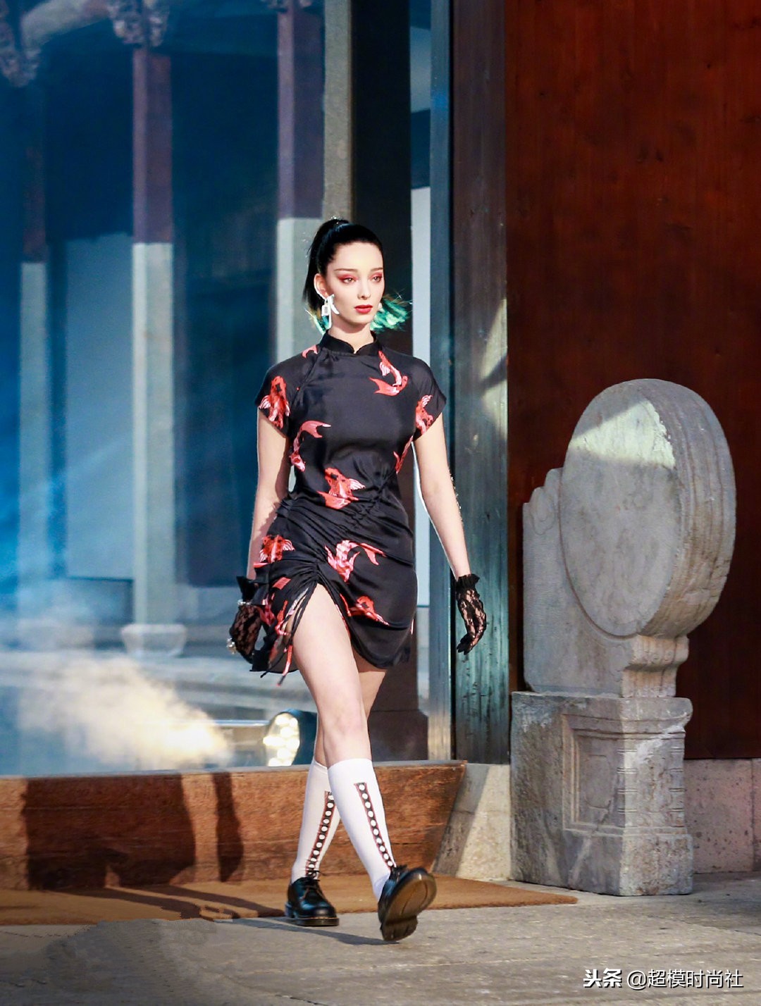 美人不做“花瓶”？她会芭蕾提琴走秀演戏，还是门萨高智商会员