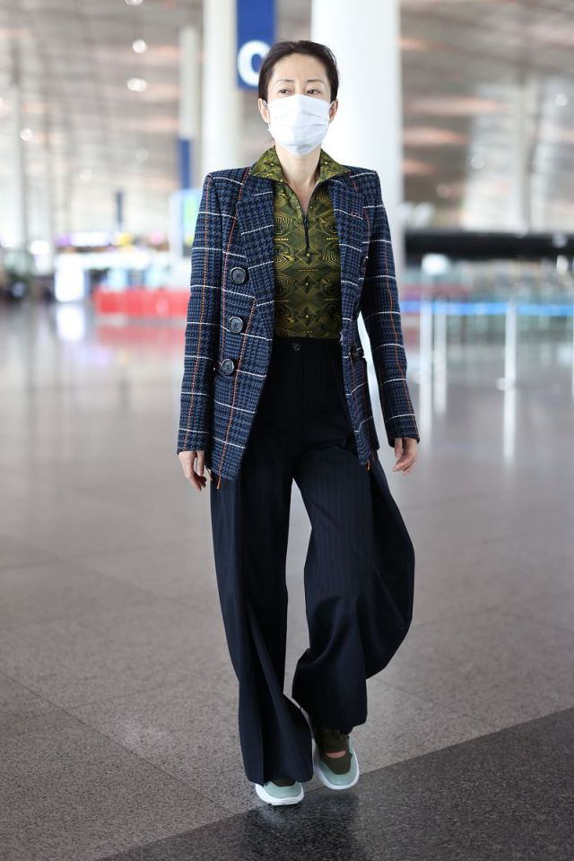 刘敏涛垫肩西装配缎面吊带,刘敏涛穿西装惊艳