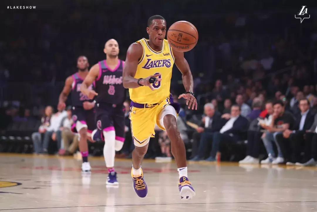 魔佩提前离场、球迷愤怒狂嘘！湖人向中国男足完成致敬