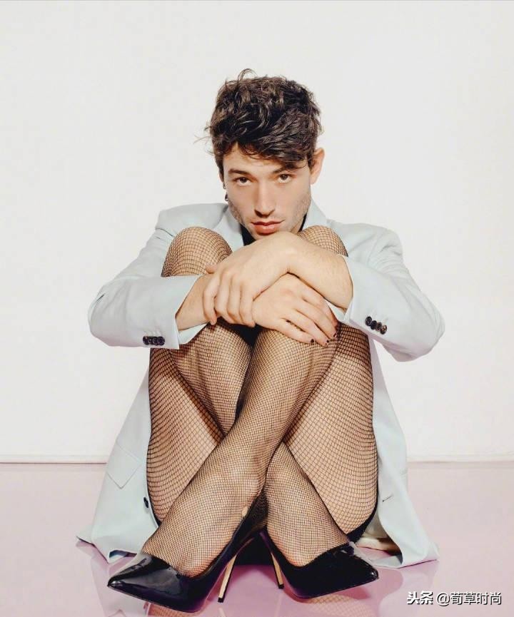 男人骚起来不管女人事！E妹踩高跟穿胸衣演绎性感，不料*袜丝**破了