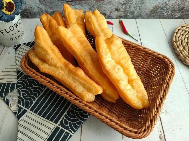 街边早餐店里30年专业炸油条秘方,早餐店油条秘制配方记住2个诀窍