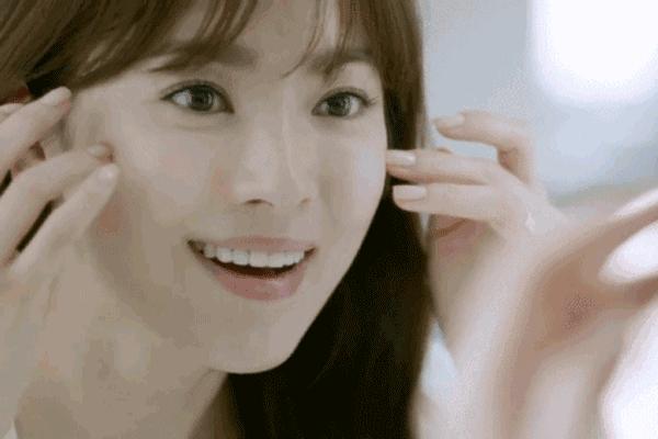 面膜纸上的塑料纸起什么作用,面膜塑料纸需要敷在脸上还是撕掉