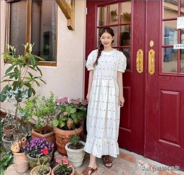碎花裙如何穿得惊艳好看,今夏不正经的碎花裙穿搭真迷人