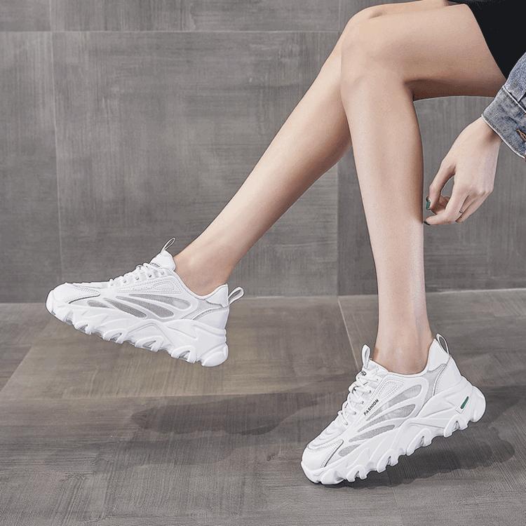 谁说小白鞋土这样穿又酷又美,百搭小白鞋显脚小高级感新款