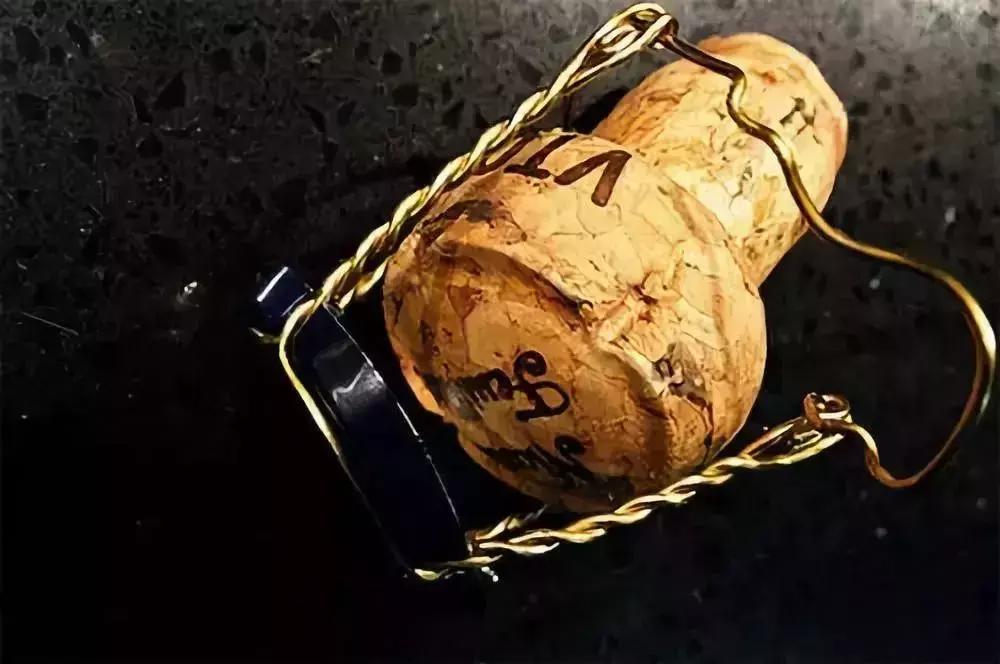 为什么香槟的瓶塞需要用铁丝固定,香槟的瓶塞是几层闭合式设计