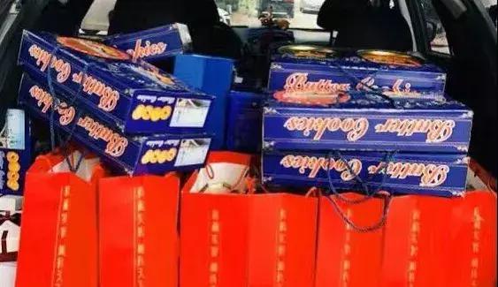 父母看儿子带了100个包子！留学生笑而不语：你是没见过我爸妈……