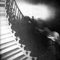 这世上真有鬼吗？我站在河岸边看到小哥哥在河里一进一出……