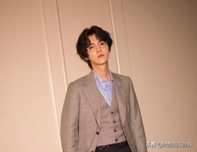 鹿晗帅气制服,鹿晗贵气照片