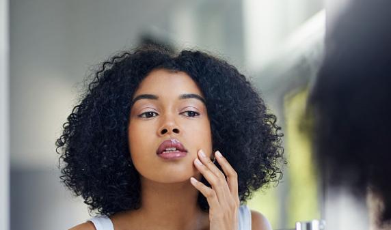 皮肤去角质层用什么方法,没有去角质产品怎么给皮肤去角质