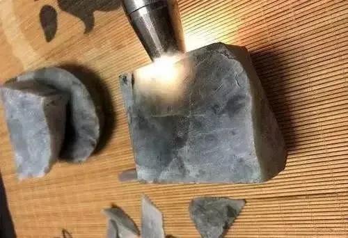 88万玻璃种原石,168万买原石一刀切出蛛网裂