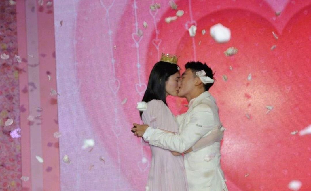 何猷君奚梦瑶求婚戴哪只手,何猷君奚梦瑶错别字