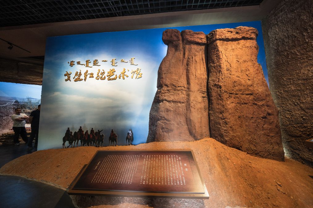 她是滔滔千里黄河的宠儿，阴山之下、河套之上的掌上明珠