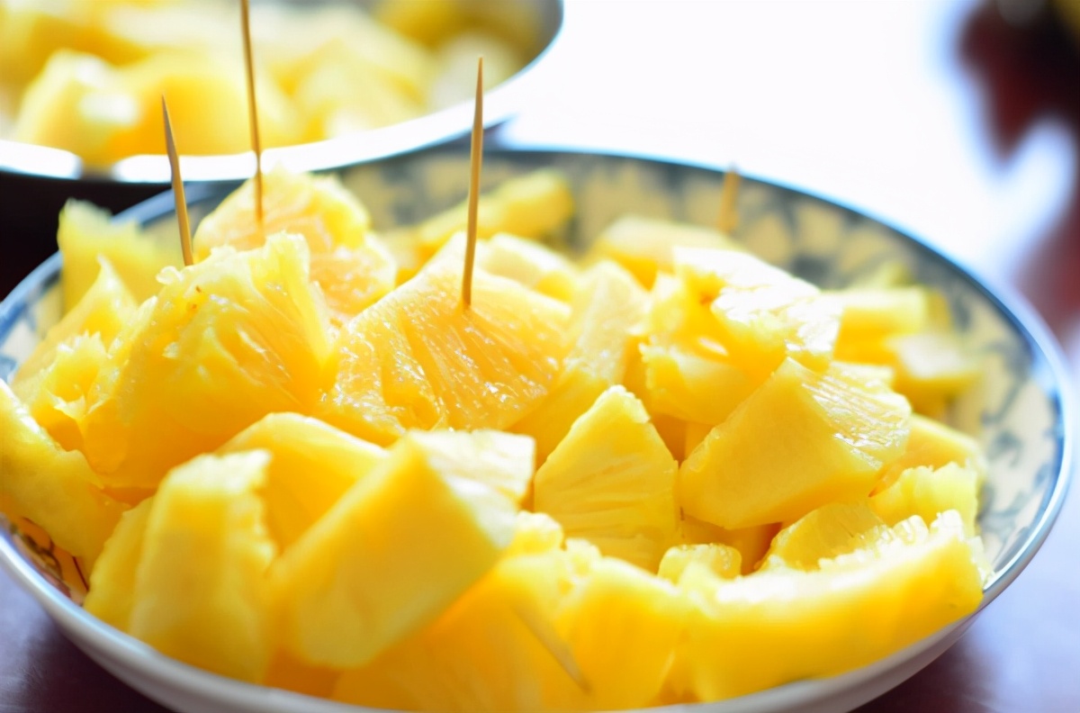 菠萝别只会用盐水泡和它才是绝配,吃菠萝怎么用盐水泡好吃