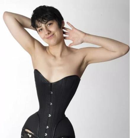 内脏下垂、子宫脱落、漏尿…那些被「网红束腰」毁掉的女孩