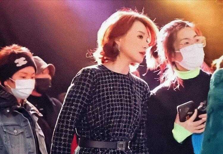 董卿格子衫穿搭,董卿优雅简约知性穿搭图片