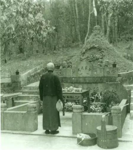 浙江有位尼姑还俗，嫁给大22岁的丈夫，生下一子成天下闻名的总统