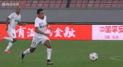 中超吐槽：郑龙掀翻中超最大牌外援，这个犯规有多恶劣