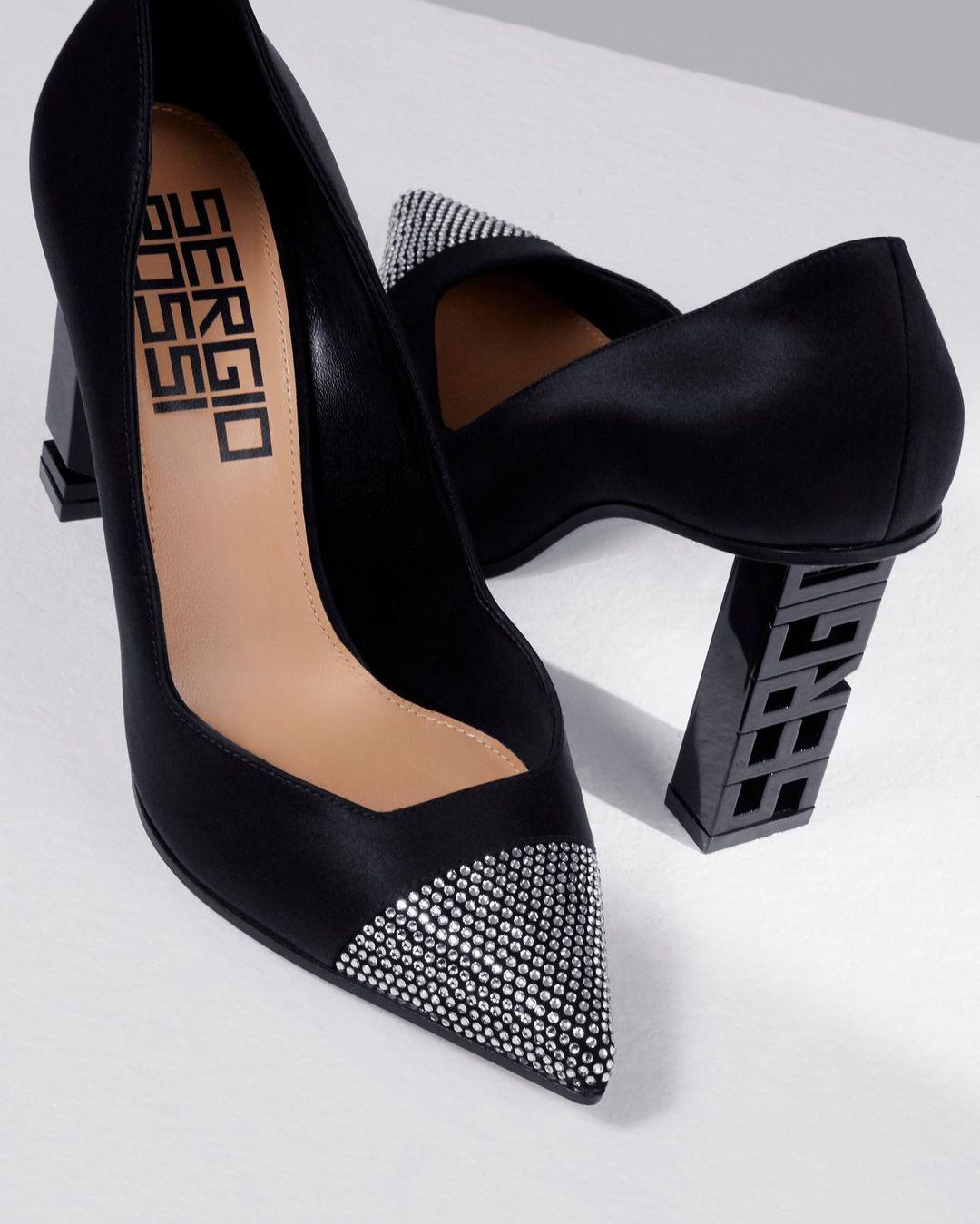 卡戴珊家族小妹凯莉穿搭,卡戴珊家族尖头高跟鞋