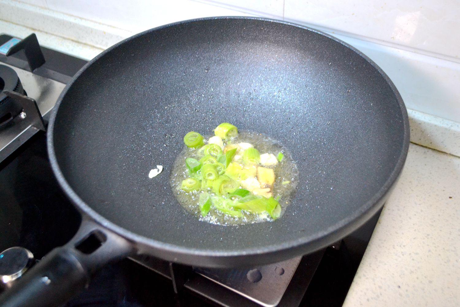 不粘锅锅铲炒菜专用九阳,九阳蜂窝不粘锅能使用铁铲吗