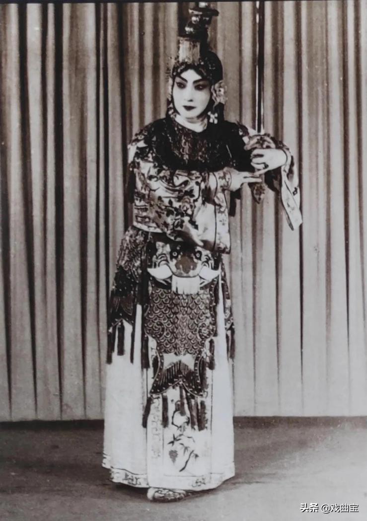 不愧为国粹，京剧服饰可真是太讲究了