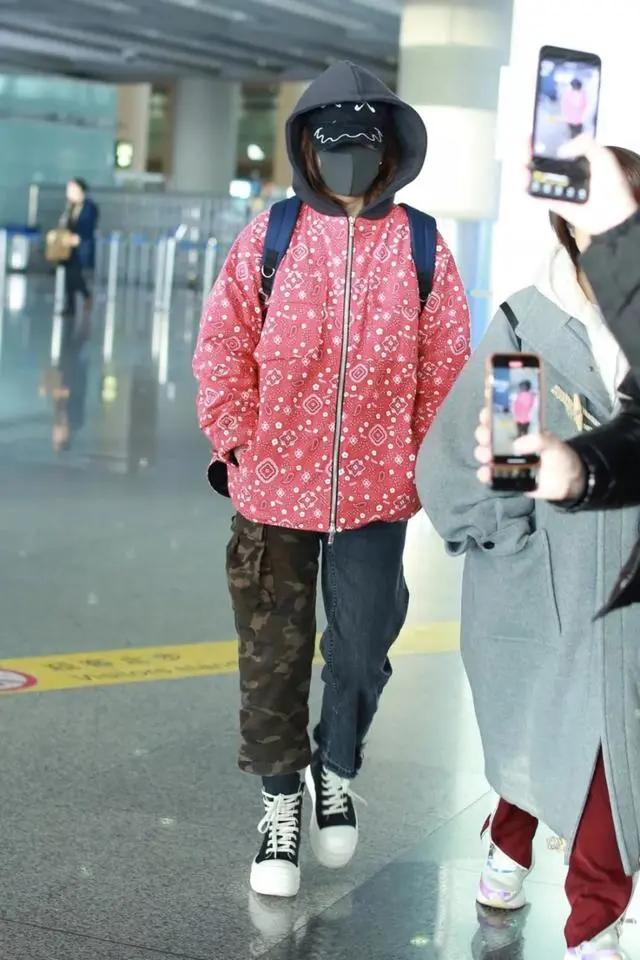 赵薇穿蓝白条纹西装,赵薇穿衬衣出席活动