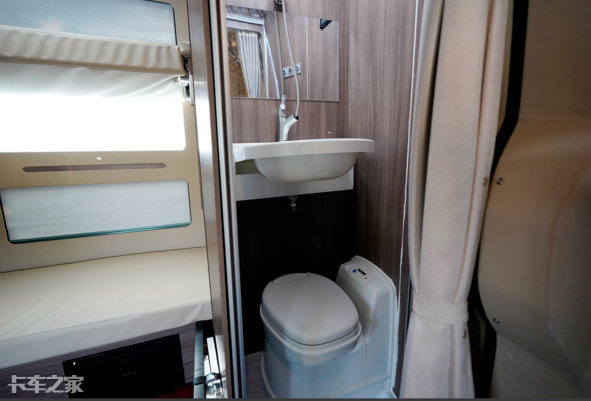 豪华重卡带厕所的生活舱,重卡房车驾驶舱跟生活舱一体