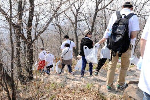 在山区支教，离开时，孩子追上山坡送野果，哭着唱：长亭外，古道边……