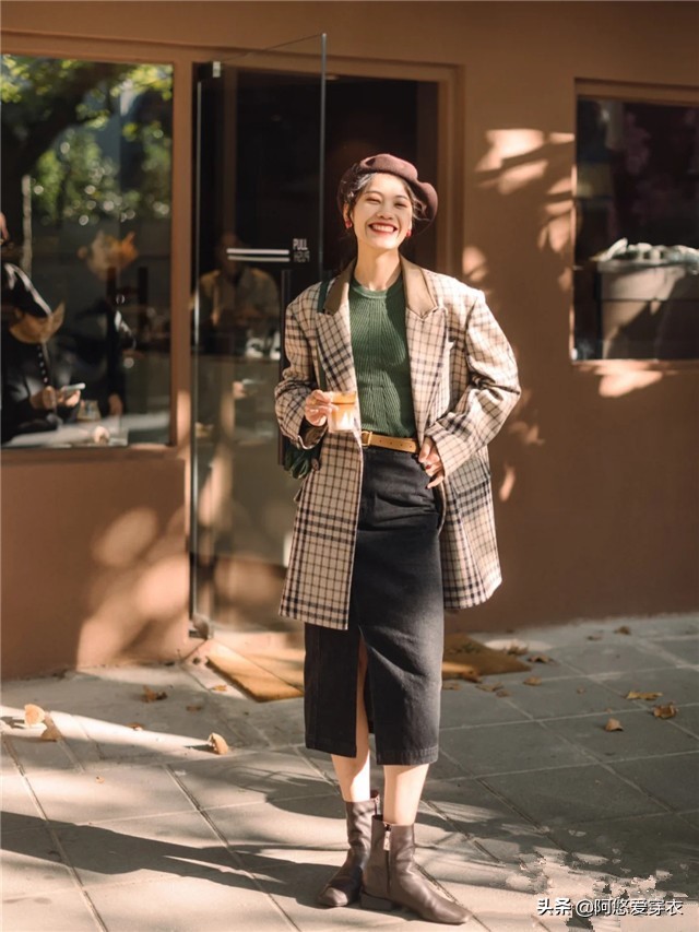 修身款小西装搭配什么裤子好看,短款小西装怎么搭配好看又时尚