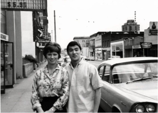 传奇巨星李小龙的死亡之谜,李小龙传奇死亡前兆