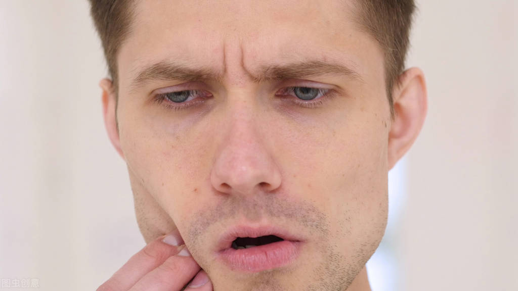 牙龈肿痛口含冷水会好点,牙龈肿痛多喝点白开水会好吗