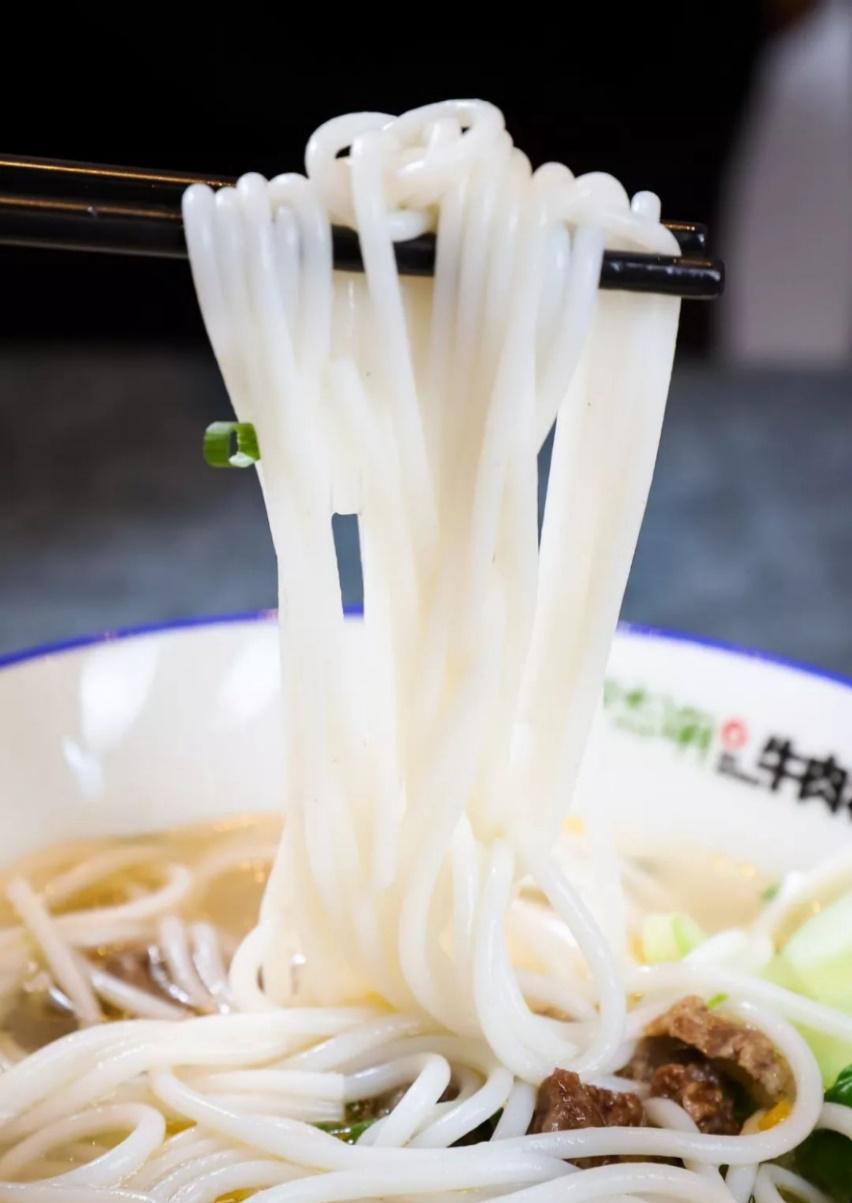 第一时间就是吃一碗广西特点米粉,湖南米粉最正宗的吃法