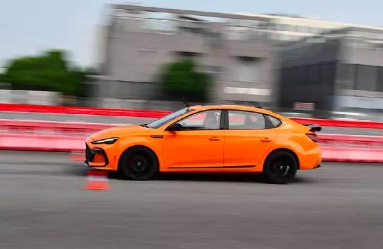 激进前卫全新mg6pro预告图发布,运动轿跑第三代mg6pro上市