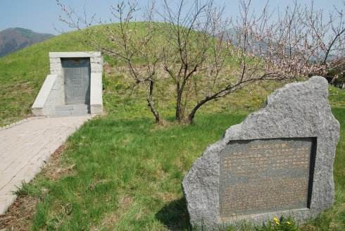 这座墓的发掘刷新了玉文化的历史,这座坟墓到底藏着什么