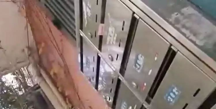 厨房全是油污,整个厨房特别脏