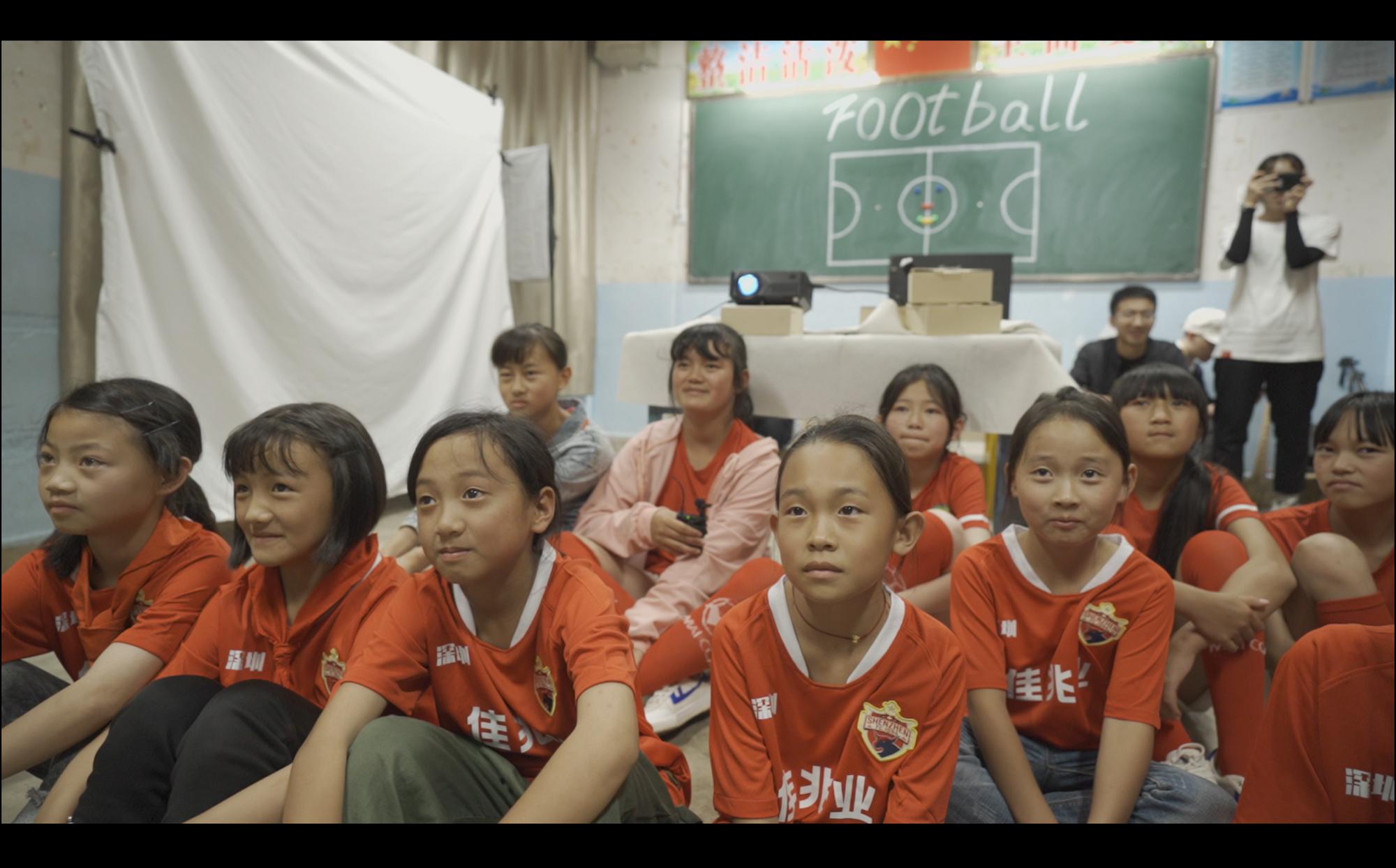 深足球员让山区的孩子感受足球的快乐