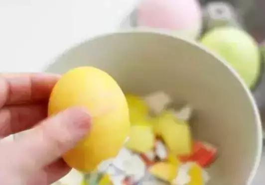 鸡蛋壳托盘手工作品创意,鸡蛋壳手工制作创意粘贴墙面画