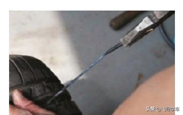 轮胎侧面被刮掉一小块皮怎样修补,轮胎侧面蹭掉一小块橡胶怎么修补